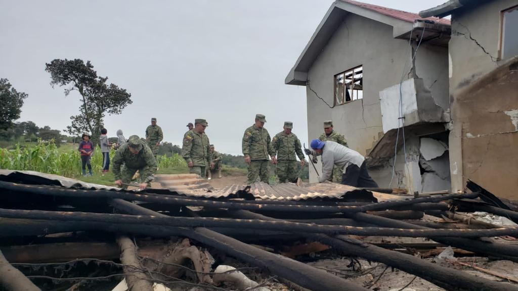 Fuerzas Armadas despliegan personal y medios logísticos en zonas afectadas por fuerte sismo