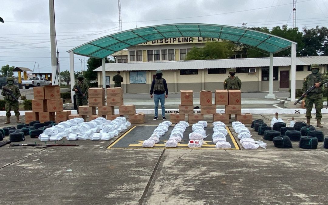 Azuay: Personal militar decomisó armas, municiones y explosivos en el cantón Camilo Ponce Enríquez